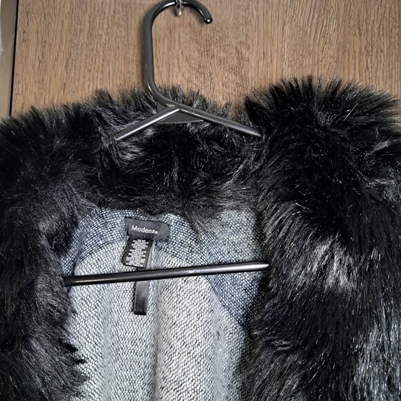 Modena Women's Faux Fur Acrylic Grey & Black Geometric Pattern Cape - Picture 5 of 5